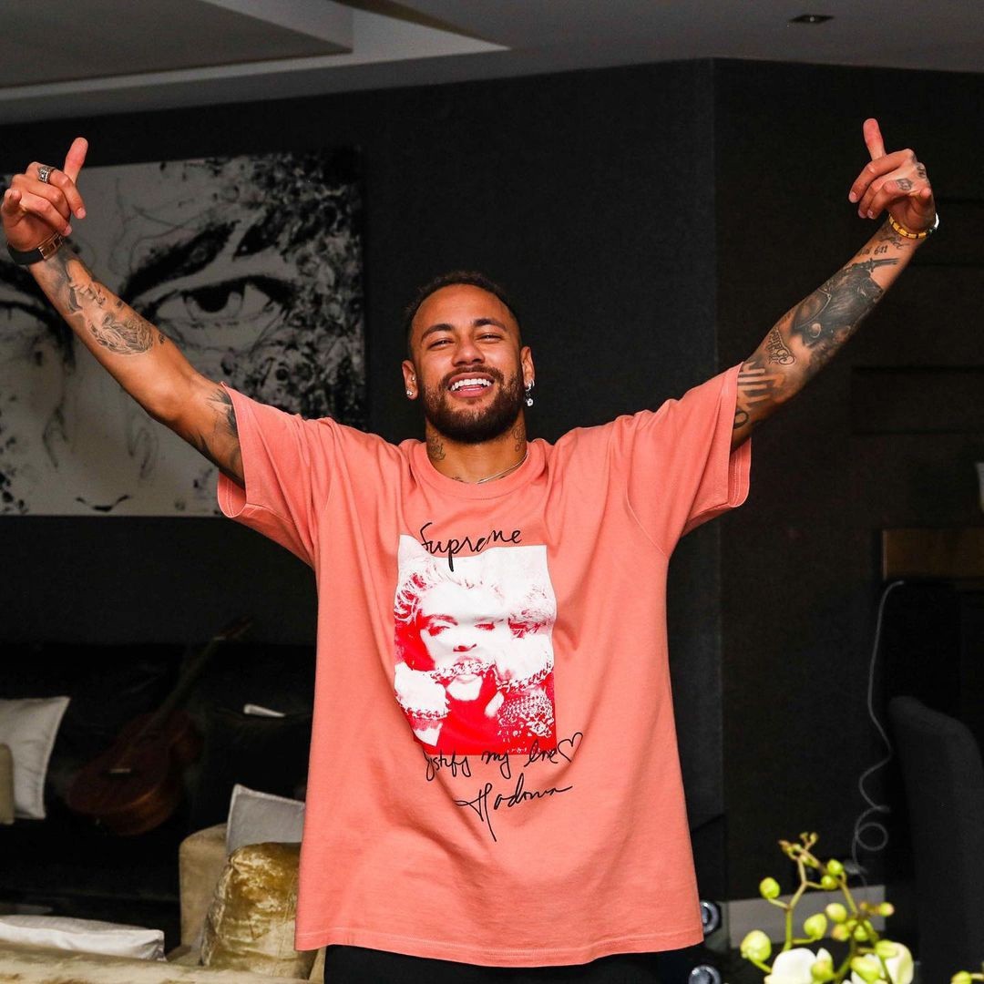 Neymar discute com fã no Twitter