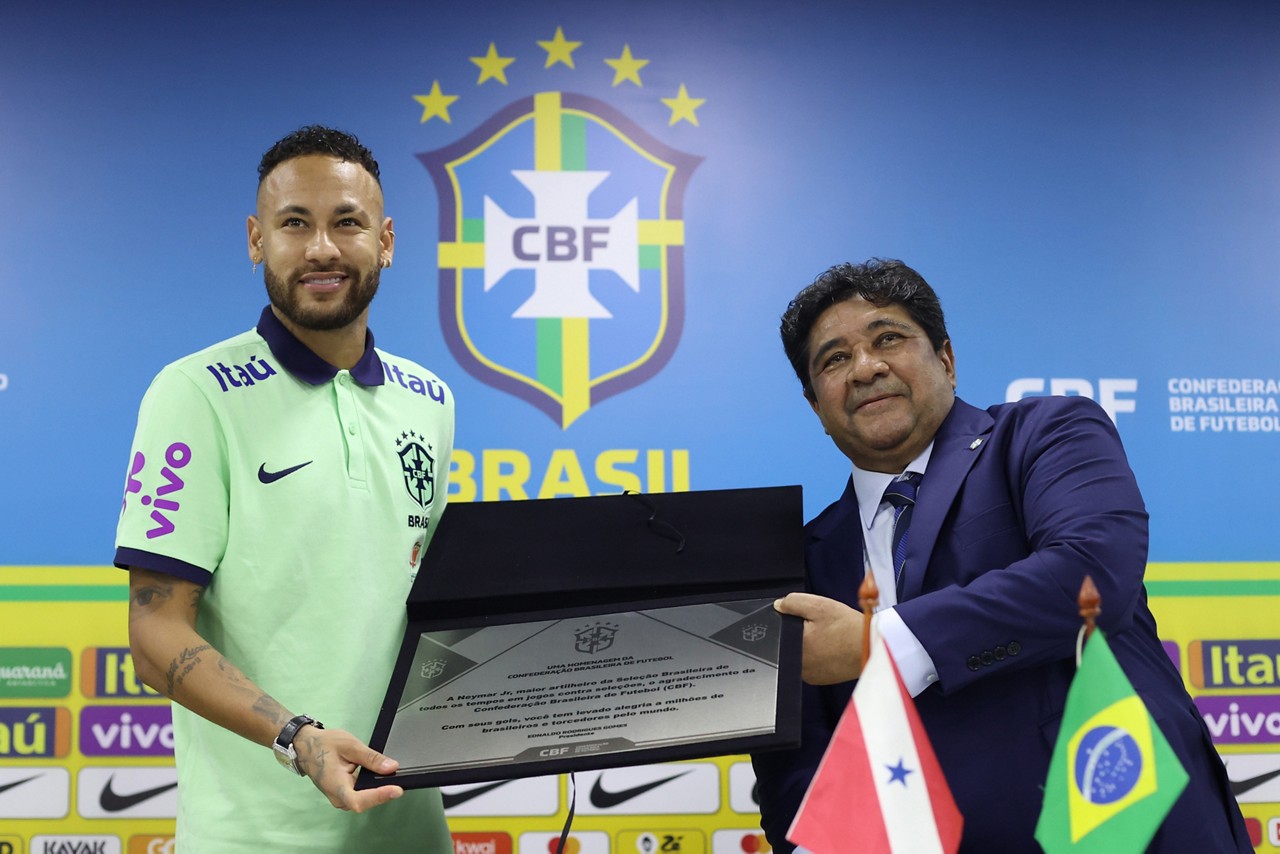 Neymar alcançou o posto de maior artilheiro da seleção e foi homenageado pela CBF