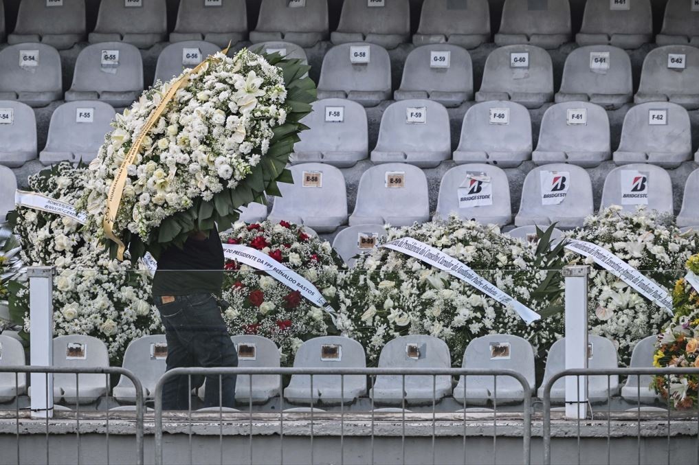 Coroas de flores em homenagem a Pelé, velado na Vila Belmiro