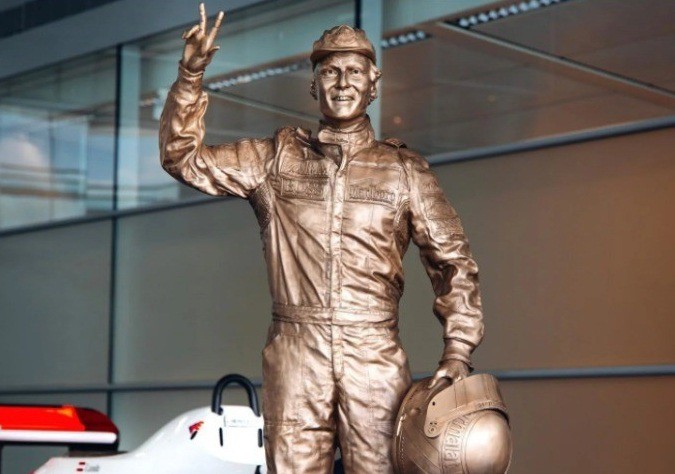Estátua em homenagem ao tricampeão Niki Lauda