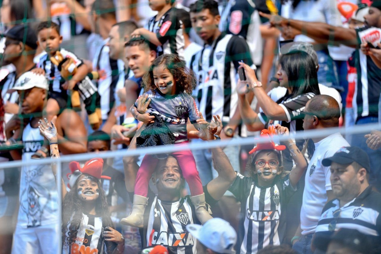 No dia dos pais, torcedores celebraram vitória do Atlético sobre o Santos