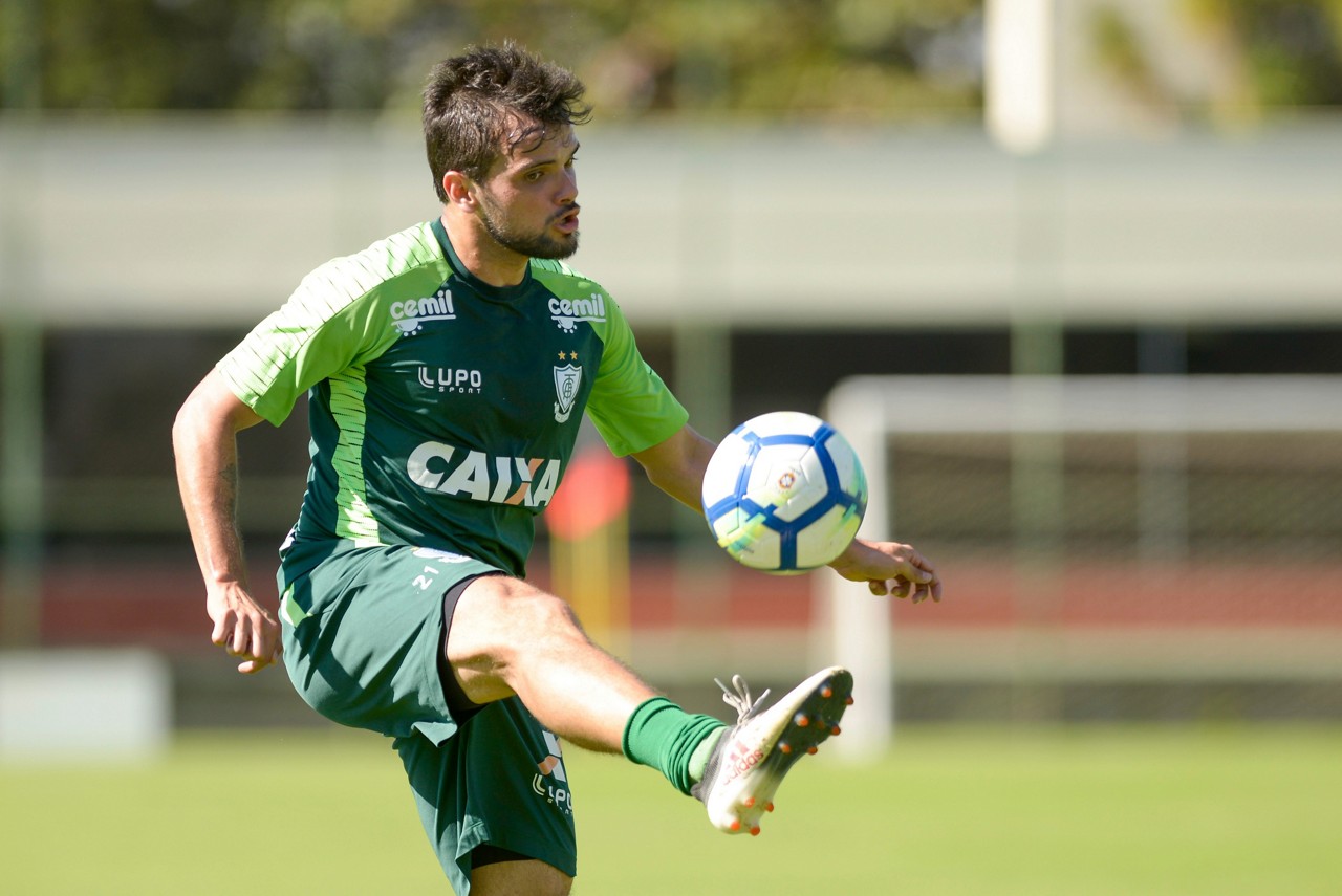 Norberto ficou 44 dias afastado por causa de uma lesão no joelho direito