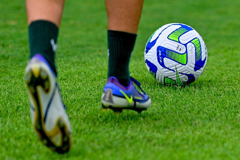 Atletas tentam se acostumar com nova bola, que será usada na Copa do Brasil