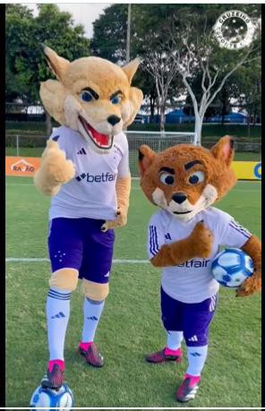 Mascotes do Cruzeiro, Raposão e Raposinho ganharam 'nova roupagem', mas maior parte da torcida celeste se manifestou contra a mudança