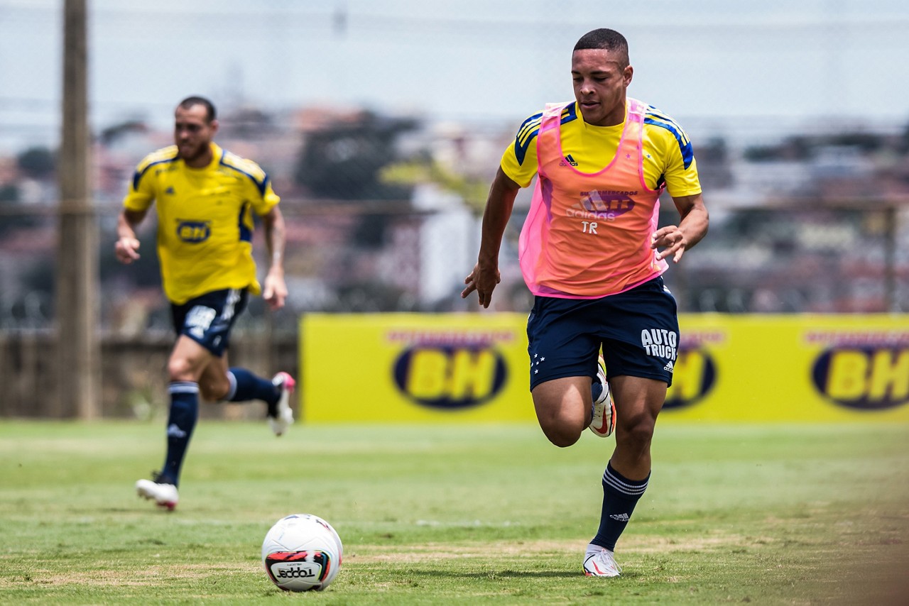 O atacante Vitor Roque, de 16 anos, vem chamando a atenção
