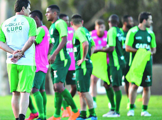 O técnico Adílson Batista começa a definir a partir de hoje os 11 que enfrentam o Fluminense domingo