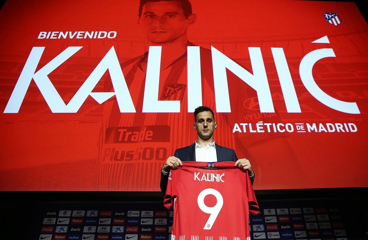 Kalinic se apresentou nesta segunda-feira (13) ao Atlético de Madrid