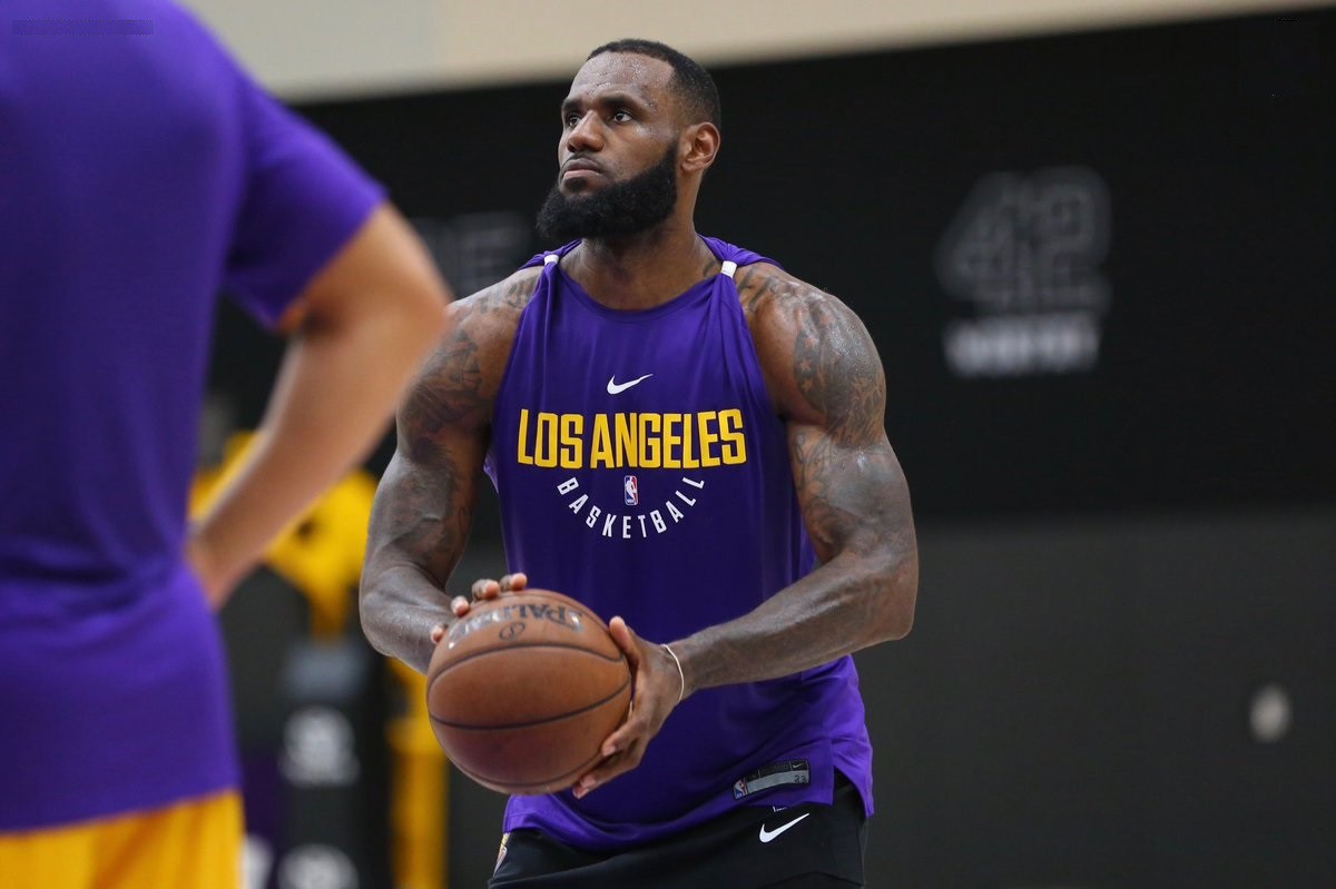 LeBron James garantiu a vitória do Lakers com uma cesta no último segundo