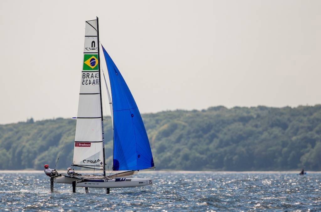 Samuel Albrecht e Gabriela Nicolino concluíram o dia na quarta posição na Nacra 17, com 47 pontos perdidos e a apenas cinco dos líderes