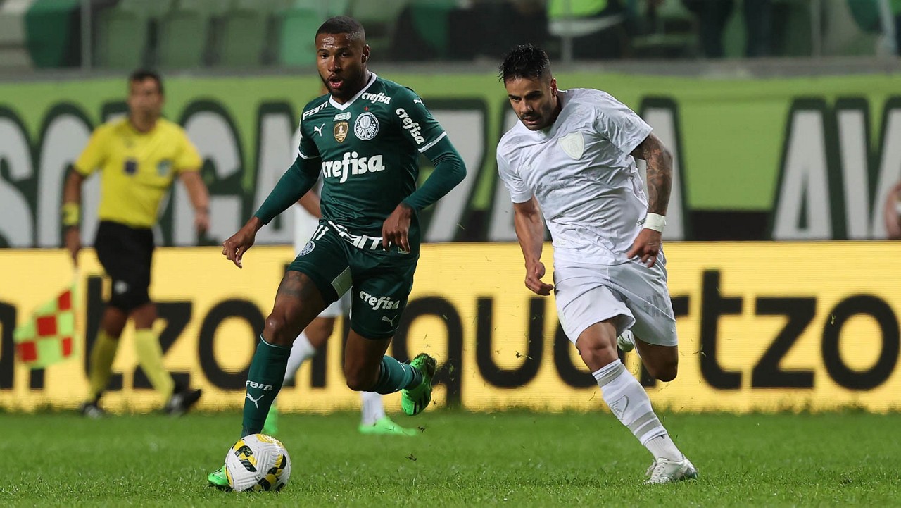 Clube mineiro jogou com uma camisa branca, pedindo paz