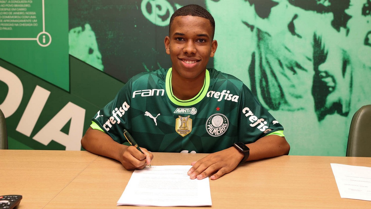 Jovem atleta assinou seu primeiro contrato profissional neste ano