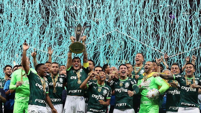Capitão Gustavo Gómez ergue a taça da Supercopa do Brasil ao lado dos companheiros