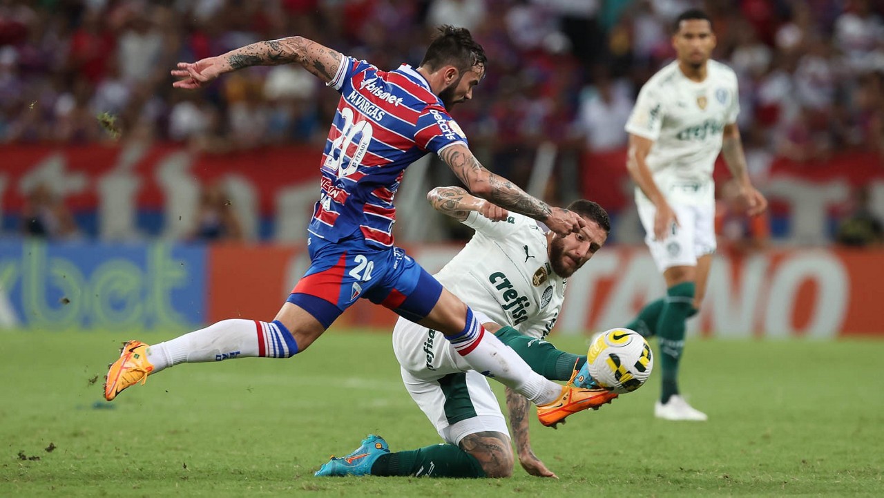 Zé Rafael, do Palmeiras, disputa bola com Matheus Vargas em partida realizada neste domingo (10)