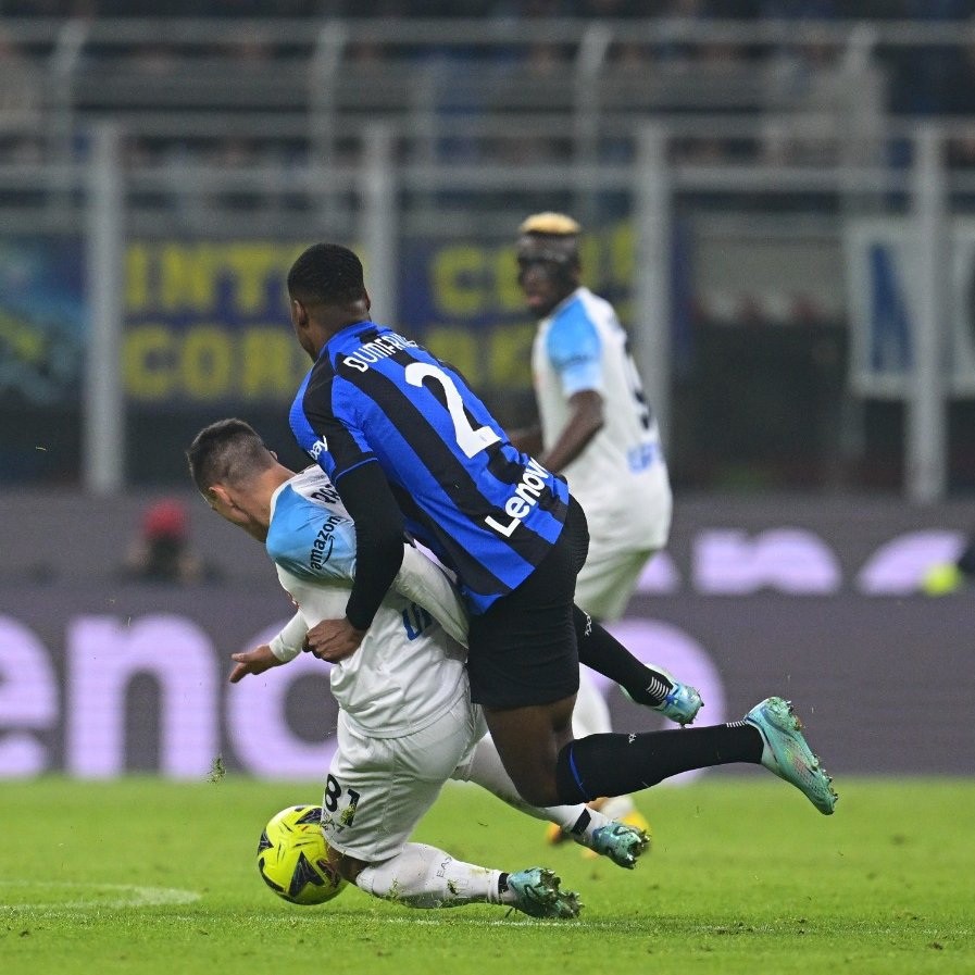 Jogador da Inter de Milão divide a bola na partida disputada no Giuseppe Meazza