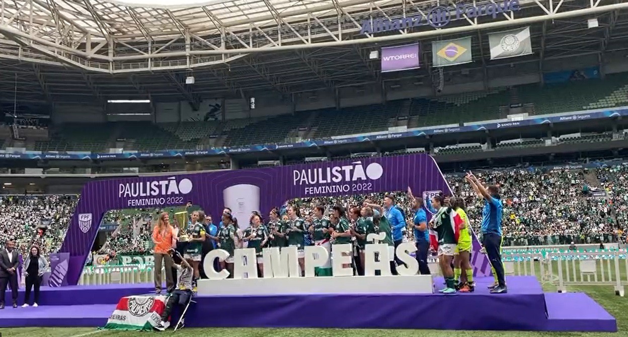 Jogadoras do Palmeiras comemorando o título