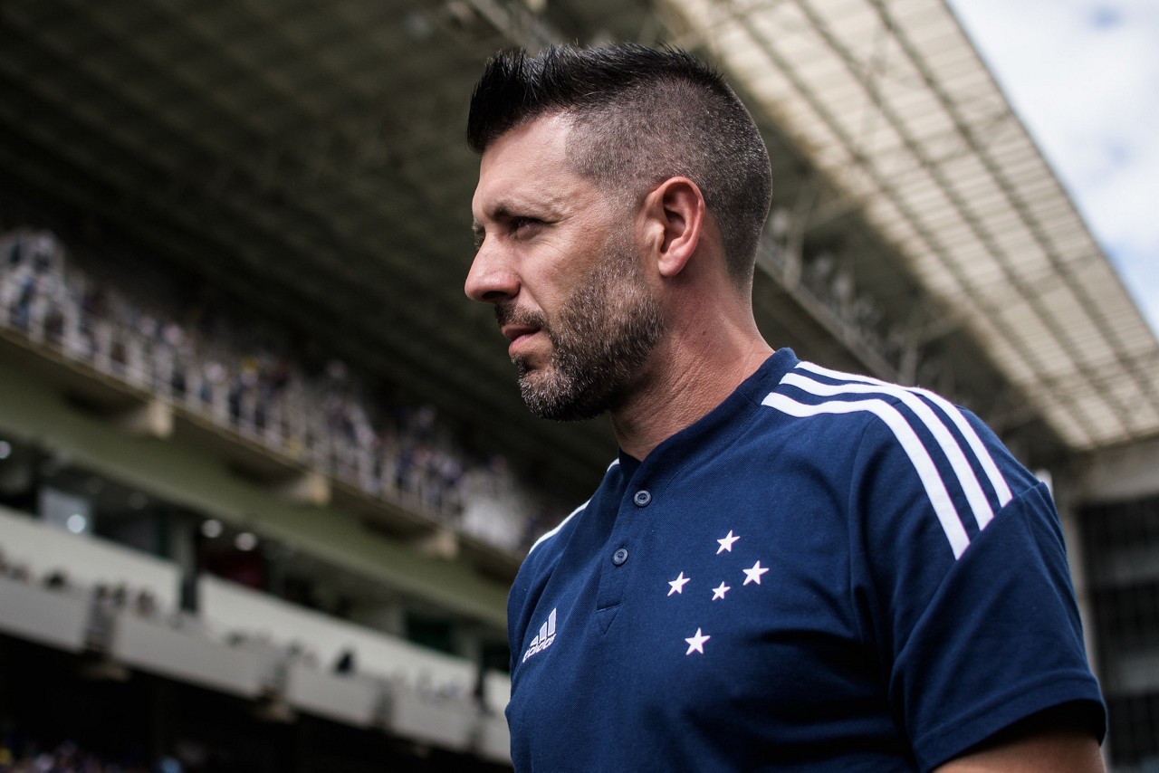 Sobre a estreia de Gilberto, o técnico Paulo Pezzolano diz que 'o importante é não ter pressa'