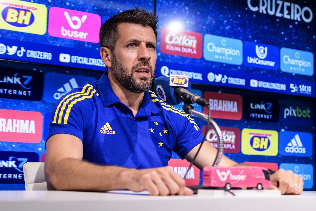 Paulo Pezzolano durante primeira coletiva na Toca II