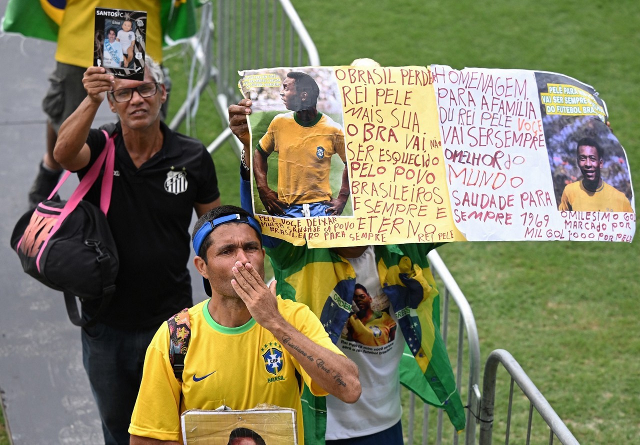 Brasileiros se despedem de Pelé, em Santos