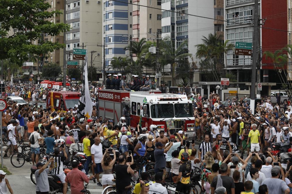 Cortejo com o corpo de Pelé por Santos