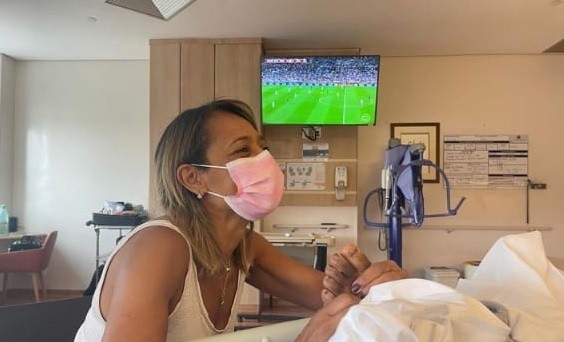 No período da Copa do Mundo, Kelly Nascimento, filha de Pelé, chegou a postar foto fazendo massagem nos pés do rei enquanto assistiam a jogo na TV