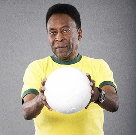 Pelé posa com a camisa amarela e a bola, companheira de todos os tempos