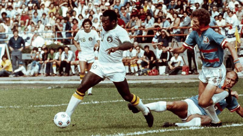 Pelé defendeu o Cosmos, dos Estados Unidos, após fazer a sua despedida com a camisa do Santos