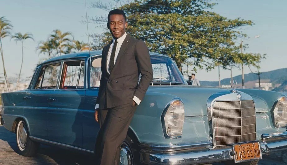 Pelé posa para foto em frente a Mercedes que ganhou de presente