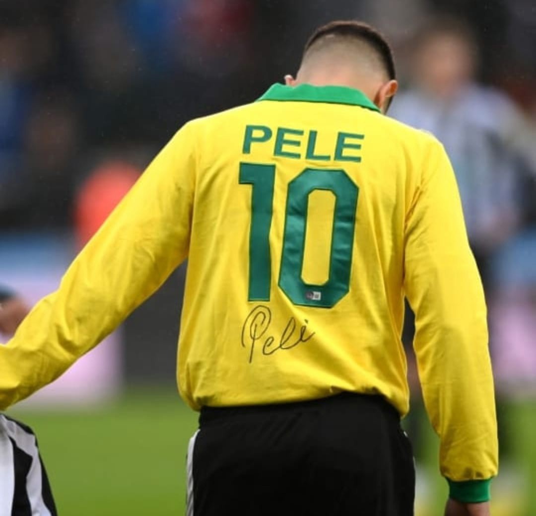 Brasileiro Bruno Guimarães entrou em campo com camisa em homenagem a Pelé