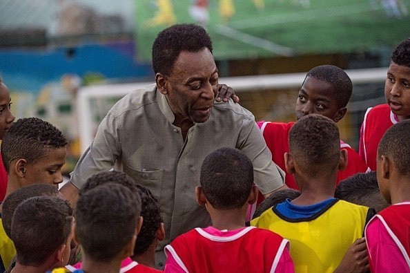 Na Inglaterra, o histórico jogador brasileiro Pelé, que morreu no final do ano passado, era muito mais do que o de um atleta profissional