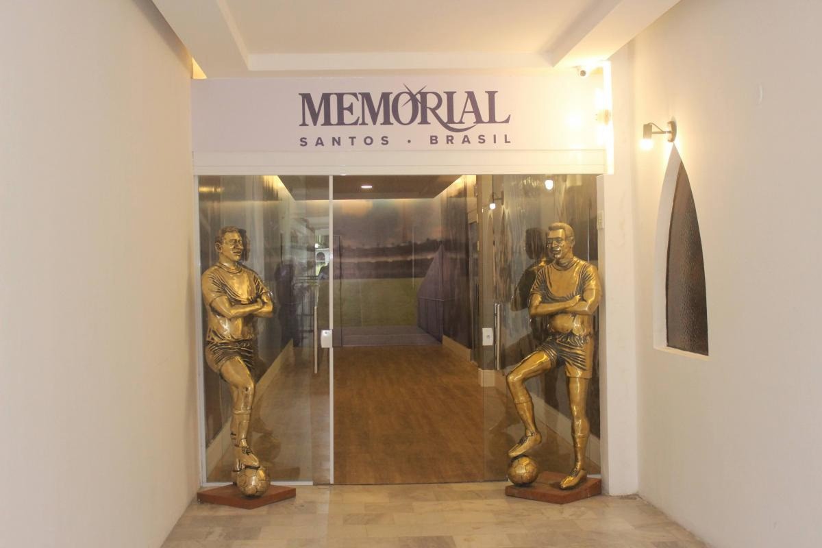 Mausoléu onde Pelé foi enterrado, em cemitério vertical em Santos