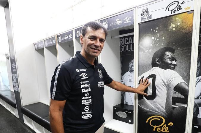 Ex-treinador do Santos, argentino Fabian Bustos também fez questão de tirar foto ao lado do armário do rei Pelé na Vila Belmiro