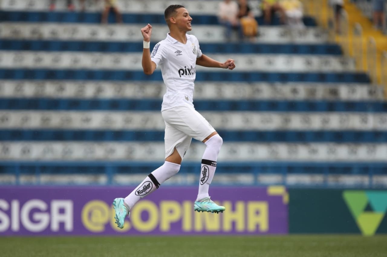 Deivid marcou o primeiro gol santista após a morte de Pelé e o homenageou comemorando com o soco no ar