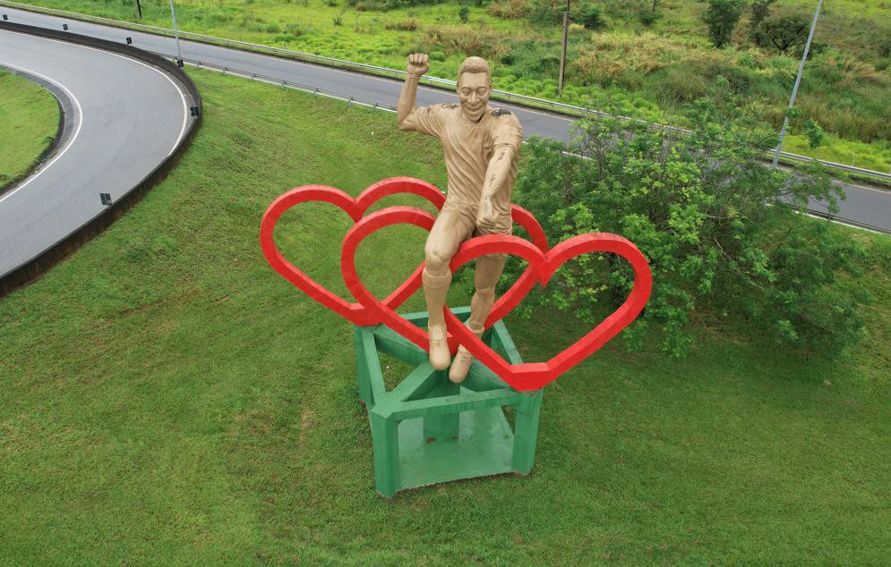 Entrada de três Corações tem uma estátua de Pelé