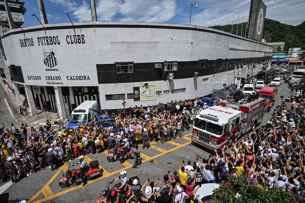 Cortejo com o corpo de Pelé pelas ruas de Santos