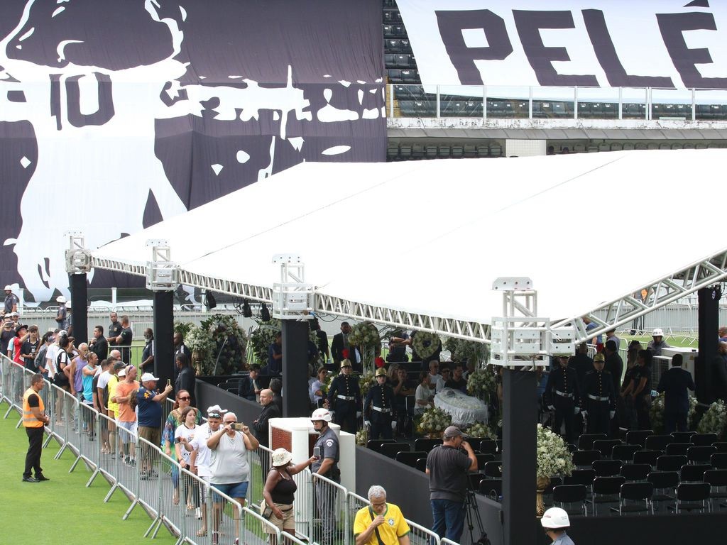Torcedores fazem fila para se despedirem no velório de Pelé, na Vila Belmiro