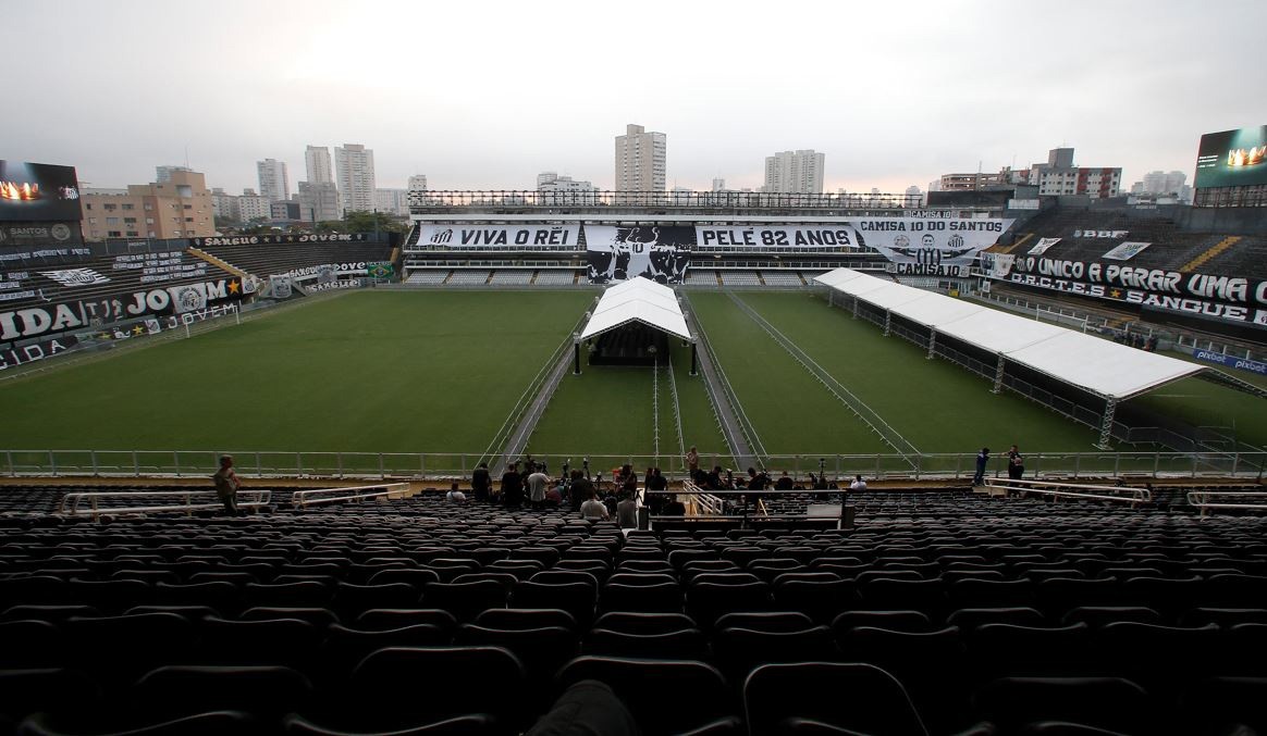 Estádio Vila Belmiro, em Santos, preparado para o velório de Pelé