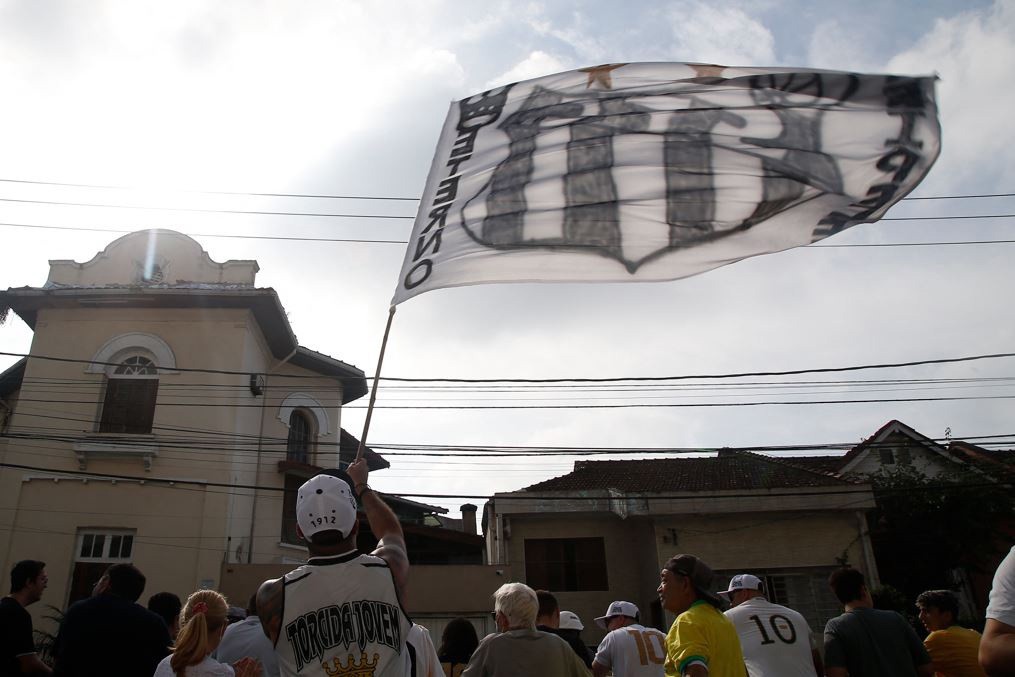 Torcedores se reúnem antes do velório de Pelé