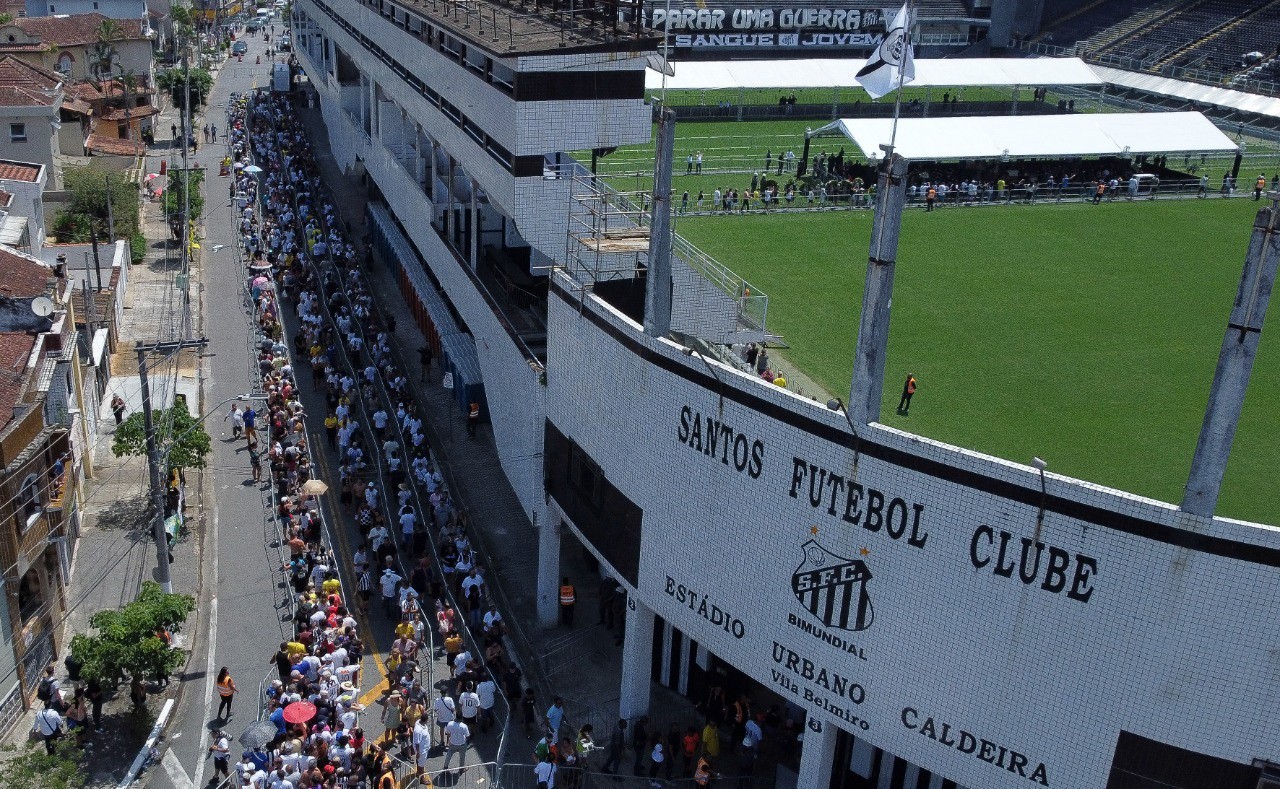 Fãs do Rei Pelé fazem fila ao redor da Vila Belmiro, em Santos, para prestar as últimas homenagens