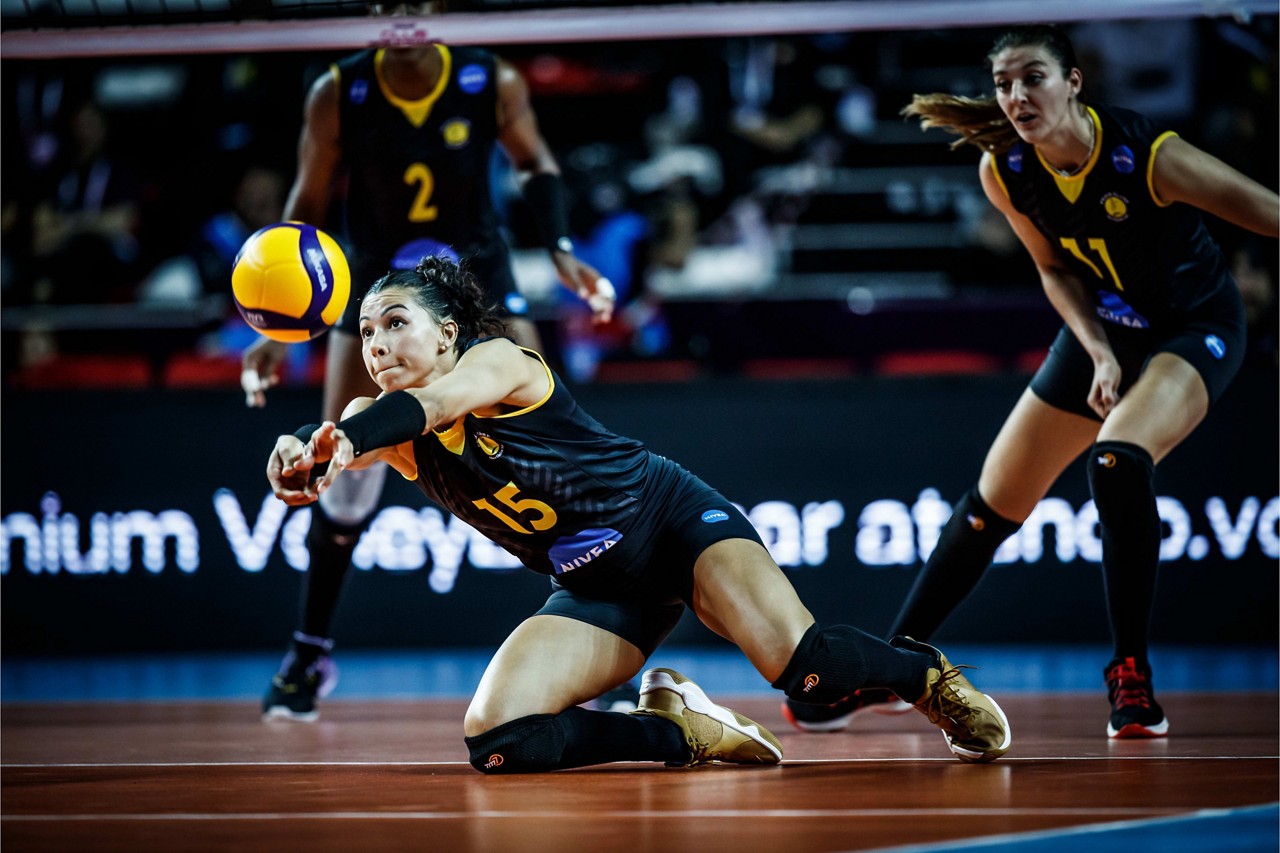 Carol, central do Praia Clube, faz recepção em jogo contra o Eczacibasi no Mundial