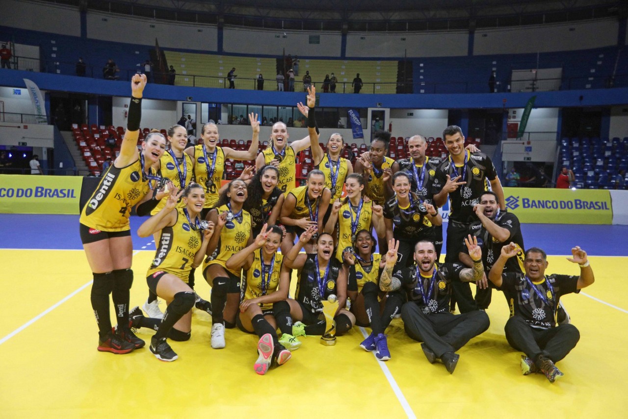 Time do Dentil Praia Clube comemora o título da Supercopa feminina