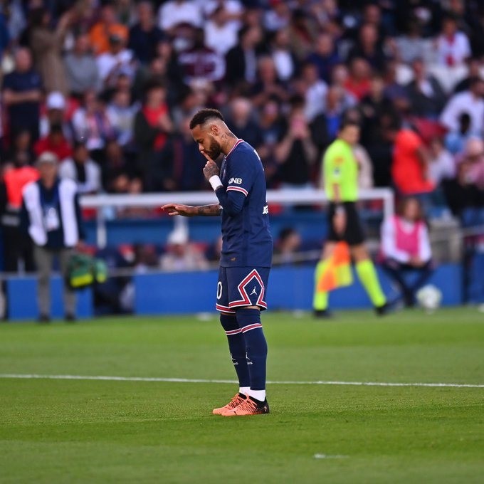 Neymar marcou de pênalti neste domingo (8)