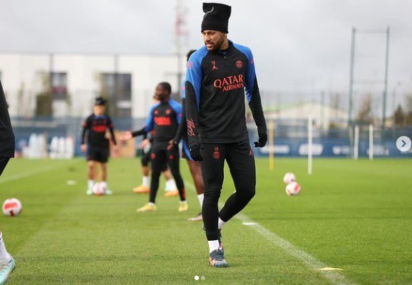 Neymar treinou nesta segunda-feira (2) em Paris