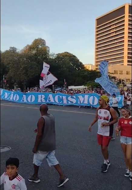 Torcedores caminharam nos arredores do estádio Maracanã