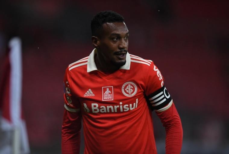 O caso com maior repercussão foi o da acusação do volante Edenilson, na época no Internacional e hoje no Atlético, ao lateral Rafael Ramos, do Corinthians
