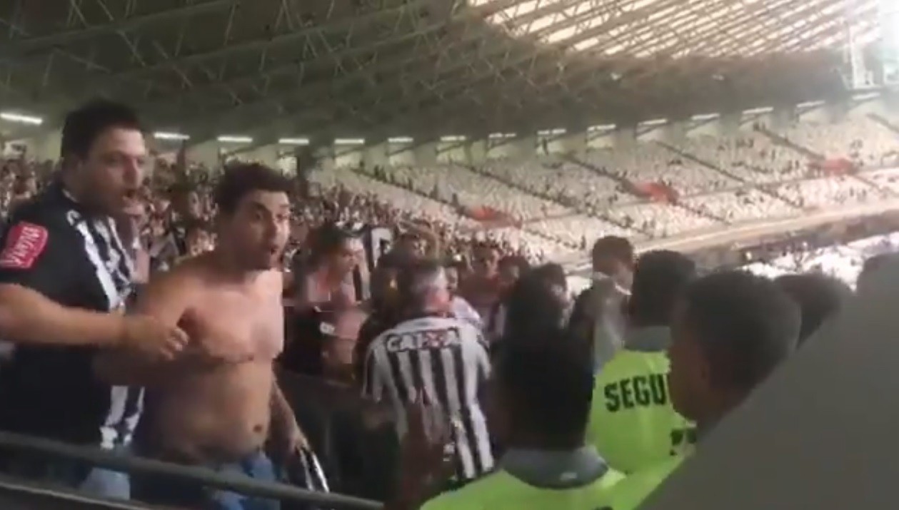 Vídeo mostra torcedores discutindo com seguranças