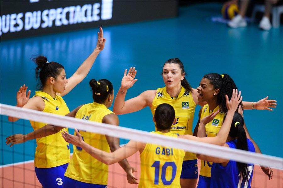 Seleção brasileira encerrou a participação na fase de grupos com uma fácil vitória sobre Camarões por 3 sets a 0