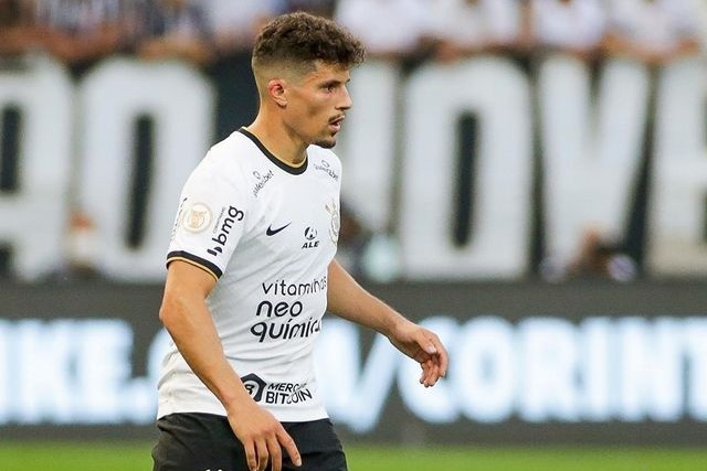 O lateral Rafael Ramos é investigado por suposta injúria racial contra o volante Edenilson, do Internacional, durante jogo do Campeonato Brasileiro