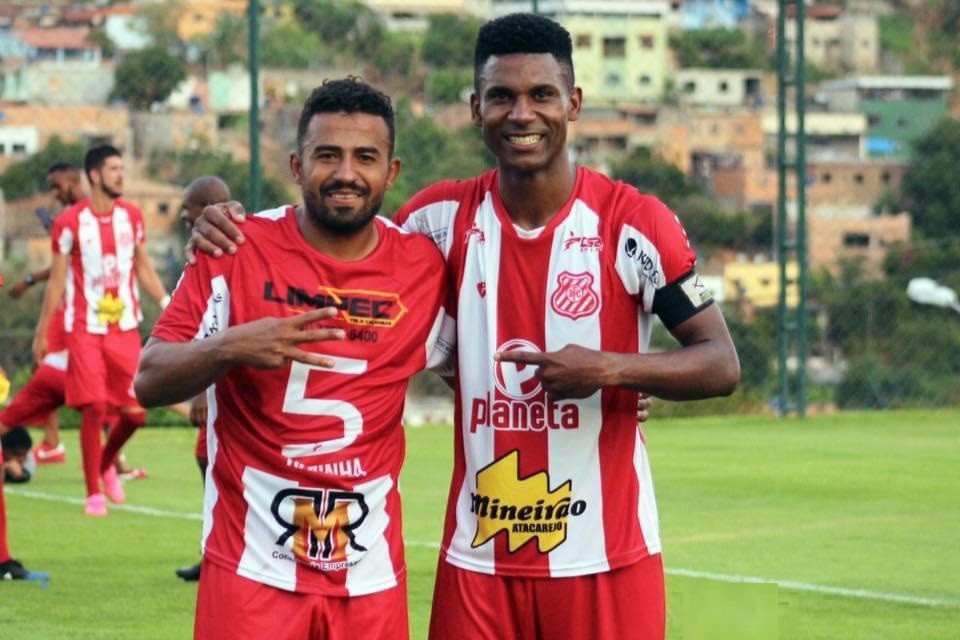 Rafinha Silva (esq) e Carciano ajudaram o Democrata-SL a voltar à elite do Mineiro e penduraram as chuteiras