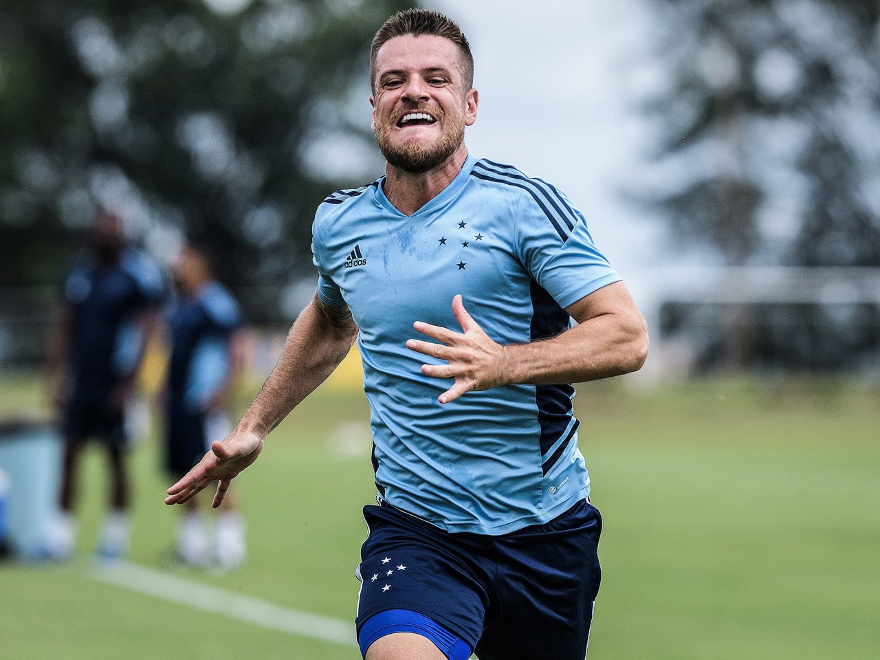 Volante Ramiro foi um dos primeiros reforços confirmados pelo Cruzeiro para temporada 2023