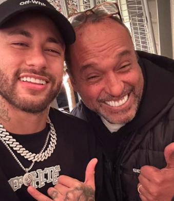 Neymar posa com amigo durante festa em Paris, na última segunda-feira (2)